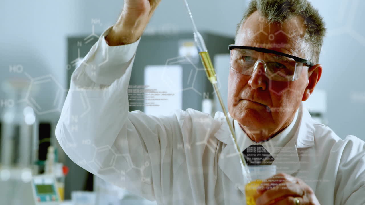 데이터 프로세싱 및 화학 공식의 애니메이션 백인 남성 과학자가 플을 가져가는 동안