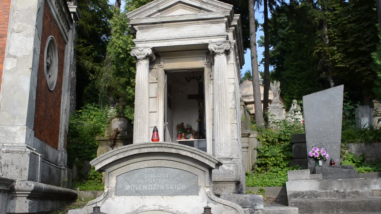 Polský pohřeb. Lvov, Ukrajina. Lyčakovský hřbitov, historický a pamětní památkový areál (od roku 1991) ve Lvově v historické čtvrti Lyčakiv, jeden z nejstarších hřbitovů Ukrajiny