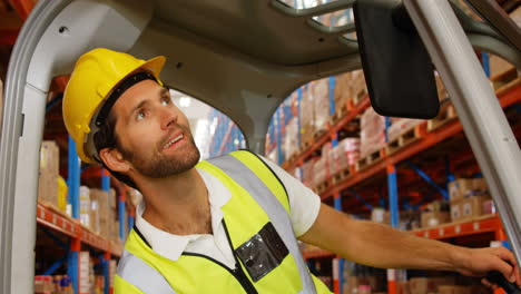 forklift operator using a pallet transporter