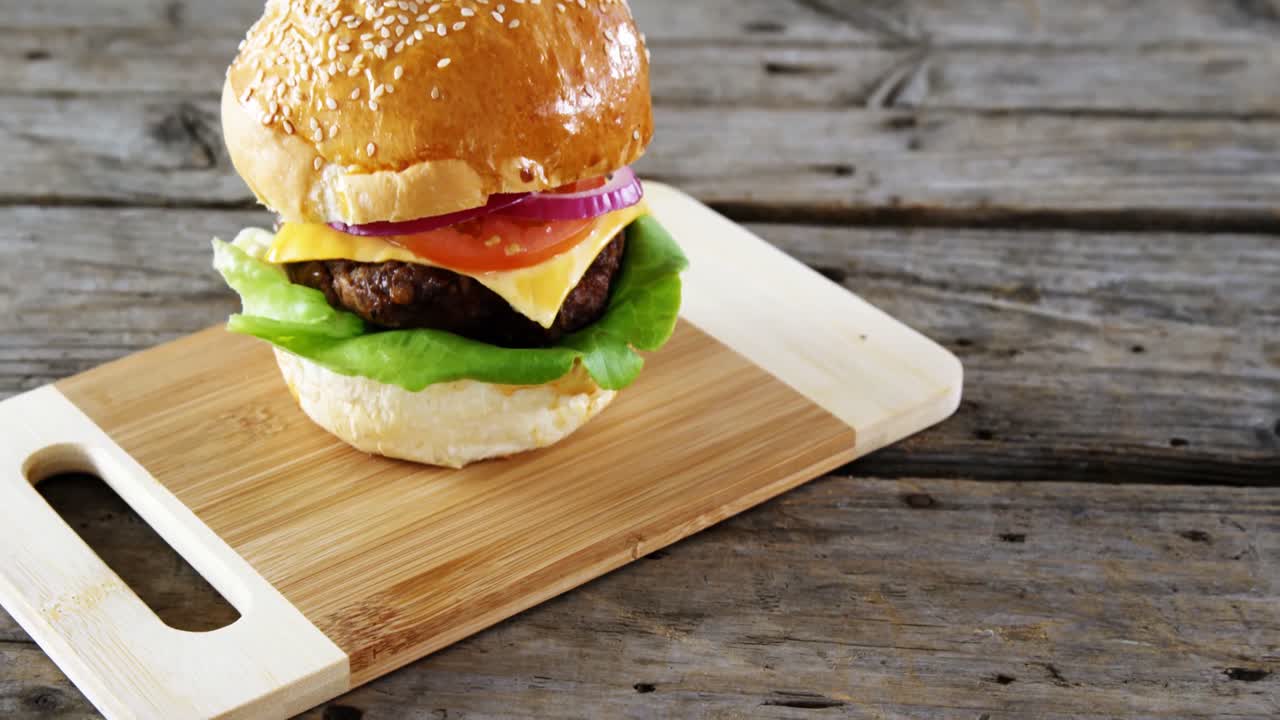 hamburguesa en la tabla de cortar