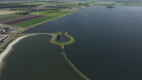 tomada lateral de la isla de los tulipanes vista aérea de un avión no tripulado en zeewolde, aérea