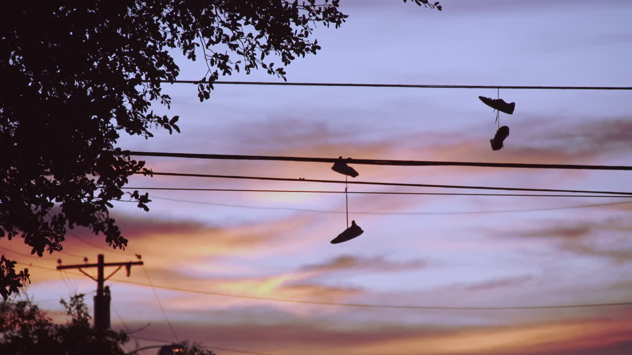 Scarpe da ginnastica appese ai fili del quartiere.