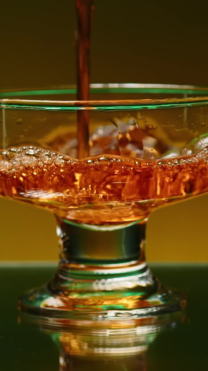 잔에 음료를 부는 것