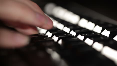 la mujer está escribiendo en el teclado.