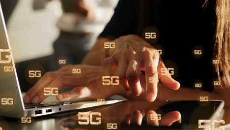 Animación-De-Textos-5g-Sobre-Una-Mujer-Caucásica-Usando-Una-Computadora-Portátil