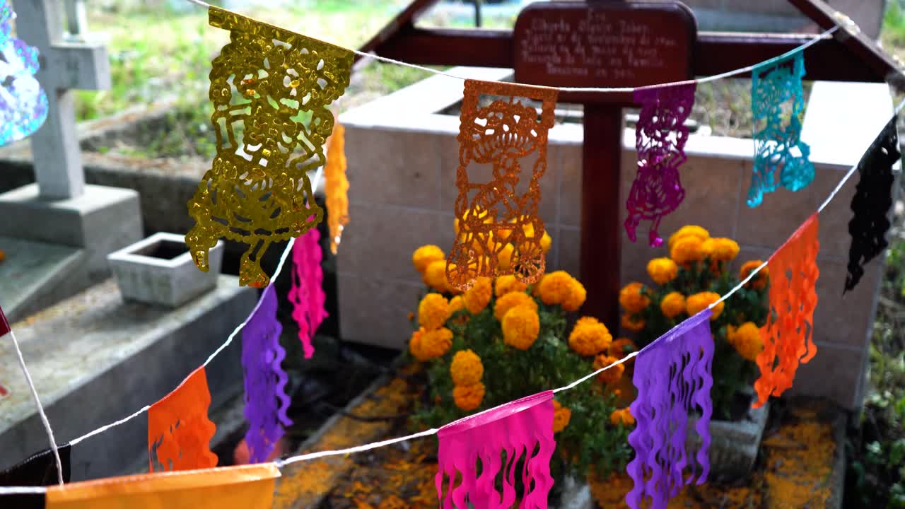 Decoración mexicana del Día de Muertos con banners de papel de colores