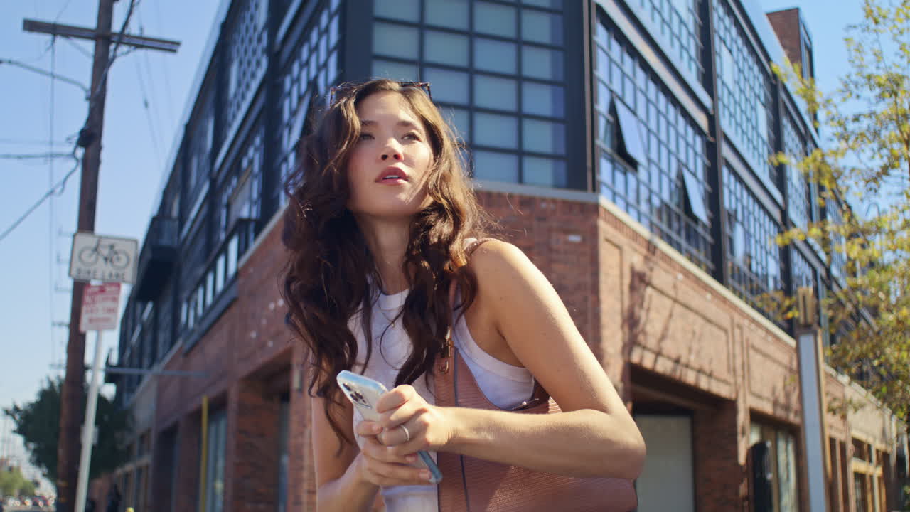 una chica asiática está en una encrucijada.