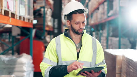 trabajador de almacén que utiliza una tableta para la gestión del inventario