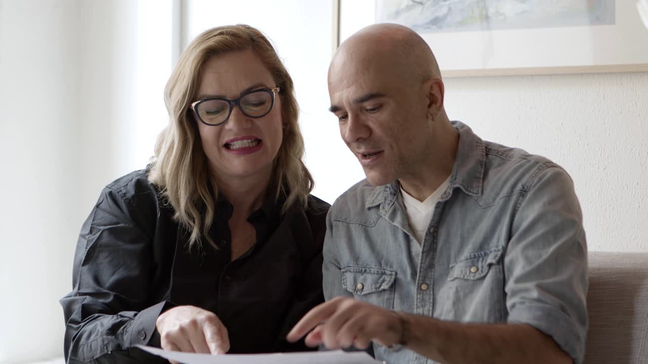 diseñador de interiores y propietario de la casa hablando de bocetos, borradores, dibujos