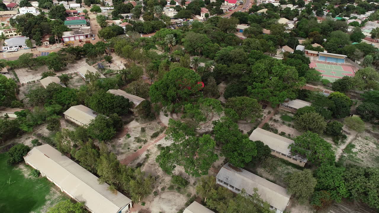 revelación de la aldea infantil sos en bakoteh, gambia, áfrica de la región con muchos árboles verdes