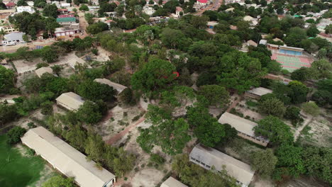 revelación de la aldea infantil sos en bakoteh, gambia, áfrica de la región con muchos árboles verdes