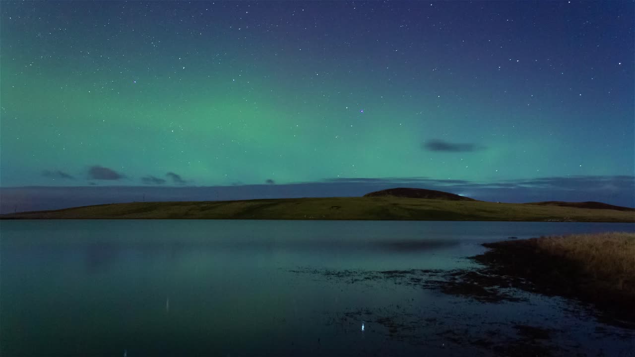 lapso de tiempo, luces del norte sobre la laguna en la isla de lewis, escocia