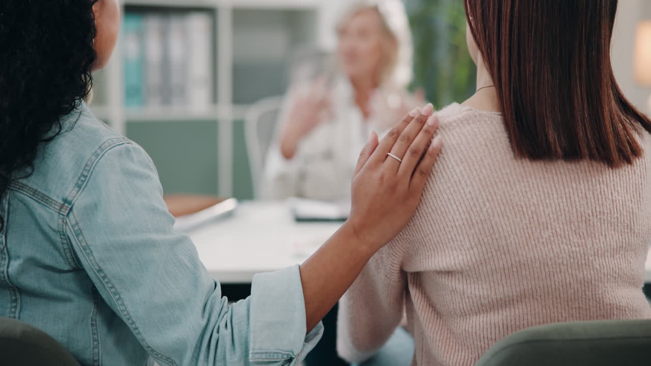 médico consolando a un paciente durante una consulta médica