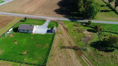 Escuela-Amish-De-Una-Habitación-Con-Niños-Amish-Jugando-Béisbol-Vistos-Por-Un-Dron