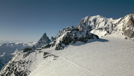 teleférico alpino alto con mont blanc y grupo de montañeros aéreos