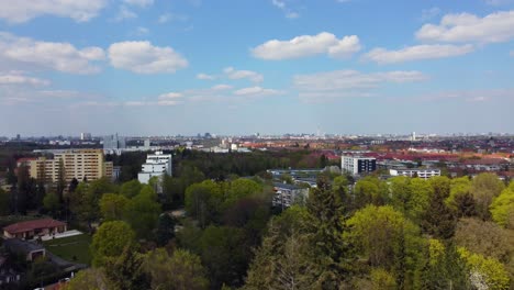 Nubes-Esponjosas-Perfectas-En-El-Cielo-Azul-Sobre-La-Capital-De-Alemania