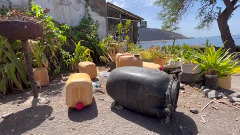 Barriles-Esparcidos-Por-Una-Playa-Soleada-En-Cabo-Verde.