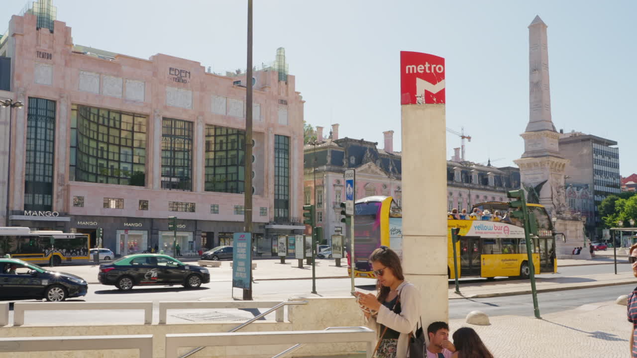 escena callejera de la ciudad de lisboa con autobús turístico y estación de metro