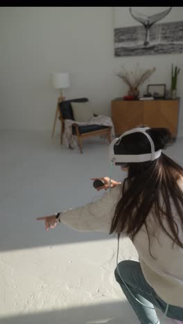 mujer experimentando la realidad virtual en un hogar moderno