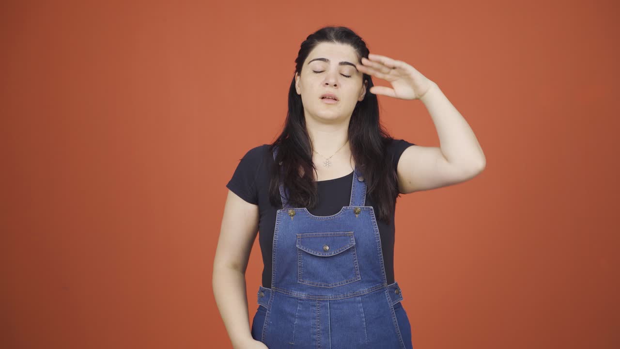la alta temperatura del aire está asfixiando a la mujer.