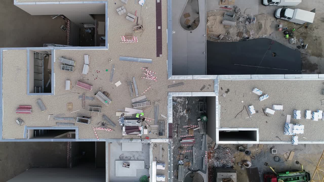 construcción de un nuevo edificio. trabajadores de la construcción en el techo