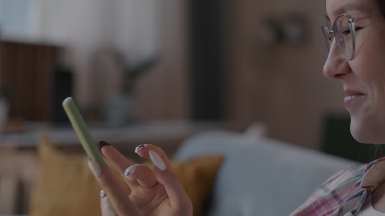 mujer joven usando teléfono móvil