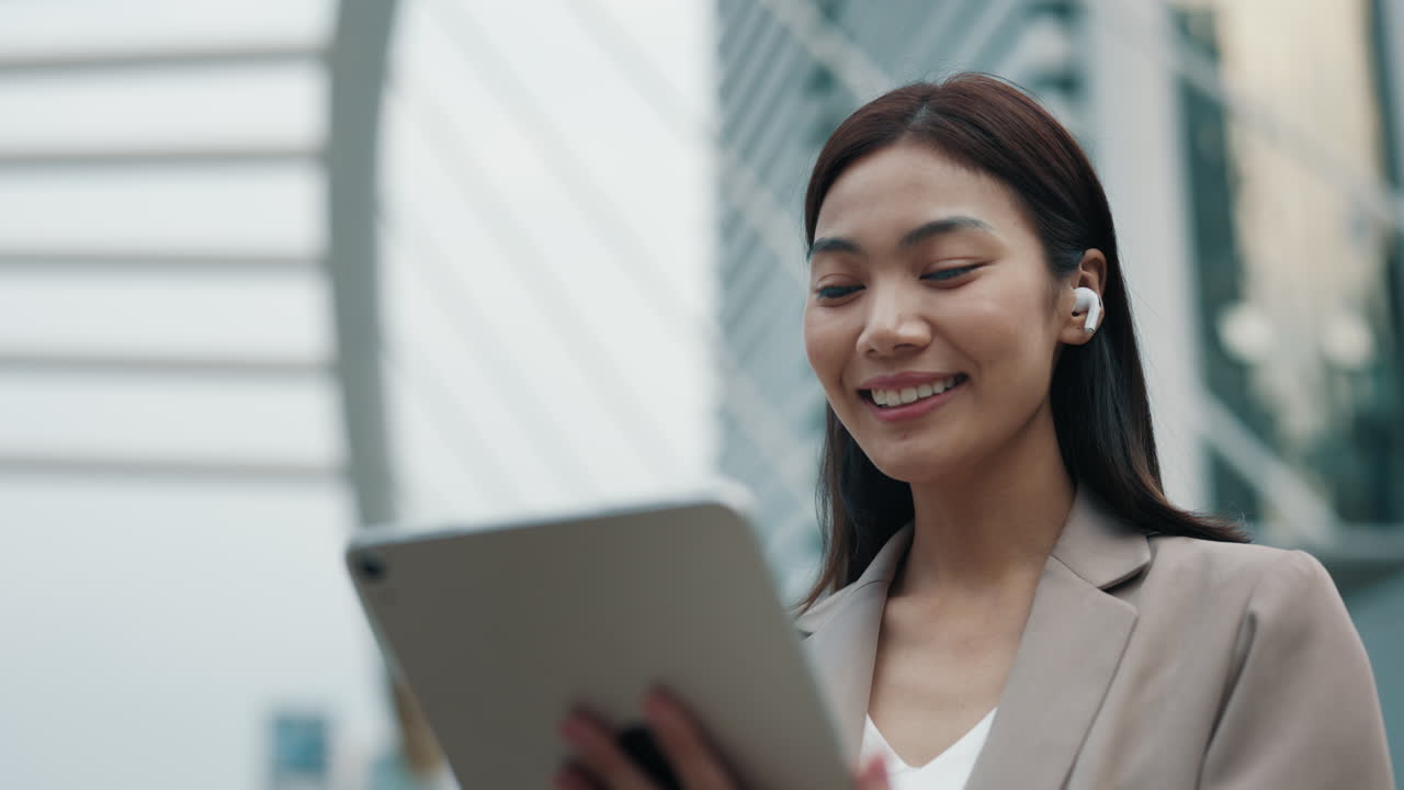 야외에서 태블릿을 사용하는 사업가