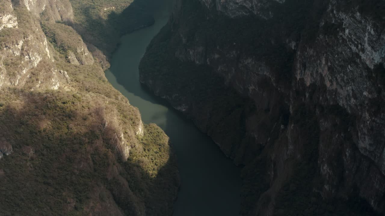 toma aérea inclinada hacia arriba del pintoresco río grijalva con curvas en el cañón del sumidero durante el día soleado, méxico