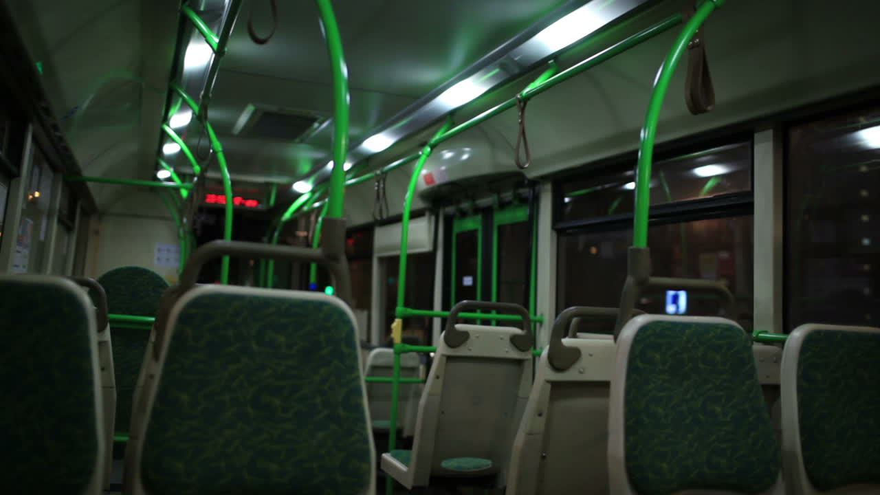vista del interior del autobús nocturno