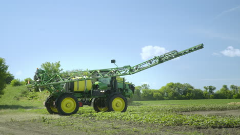 pulverizador agrícola preparándose para trabajar en el campo agrícola. máquina de pulverización