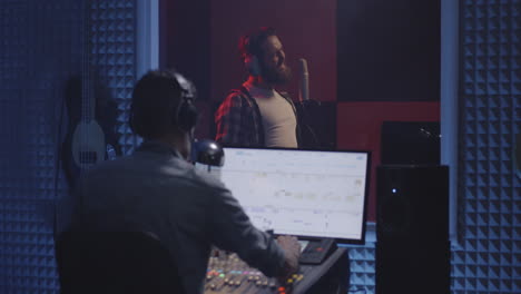 sesión de grabación de música en un estudio profesional