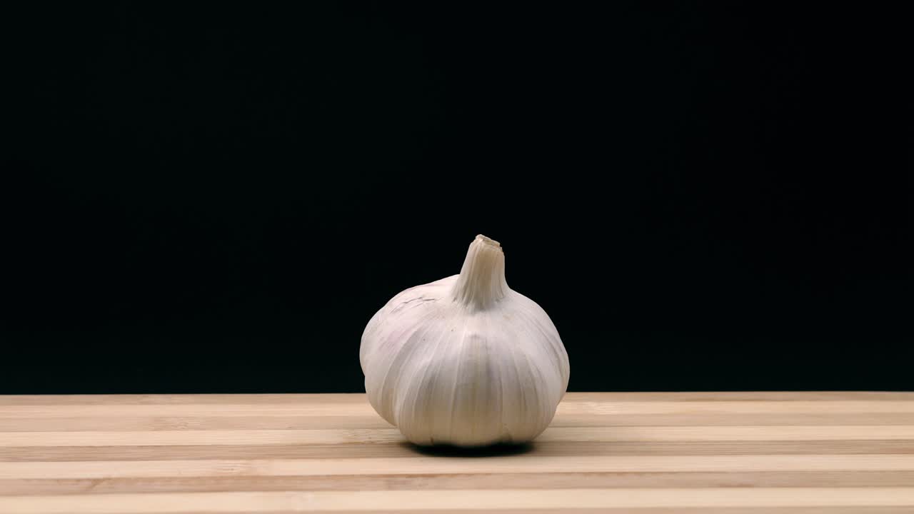 마늘 머리가 장면에 들어오고 멈추고 나갑니다.