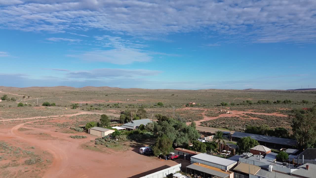 드론 비행은 뉴 사우스 웨일즈 (australia) 의 외 지역과 실버턴 (silverton) 의 작은 유령 마을을 지나간다.