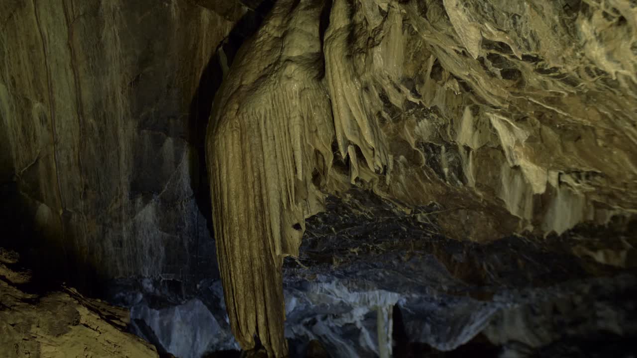 formación masiva de estalactitas en una cueva de estalactitas