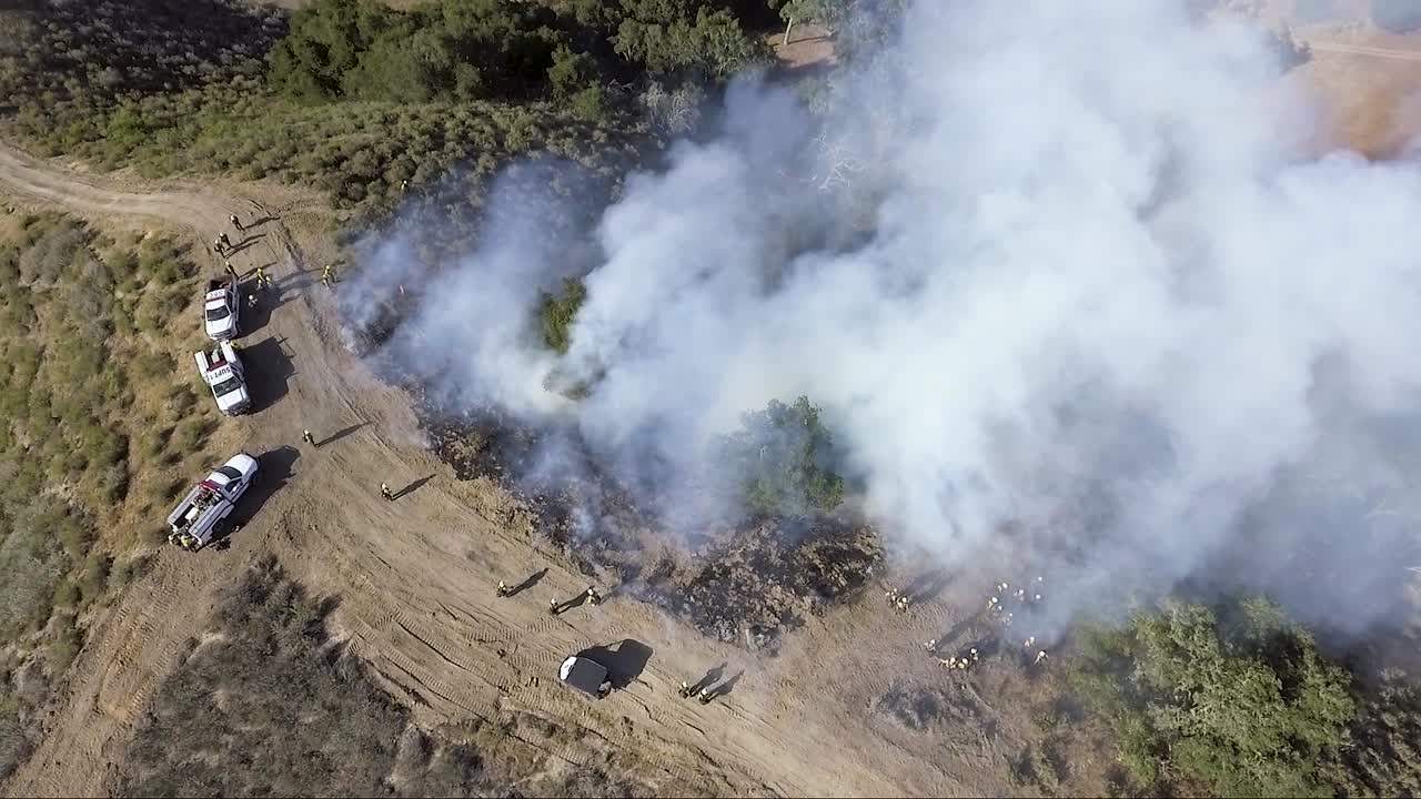 antena - bomberos en formación controlan el fuego