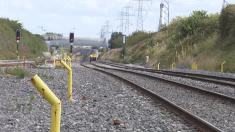 Tren-Público-Acercándose-En-El-Ferrocarril-De-Dublín