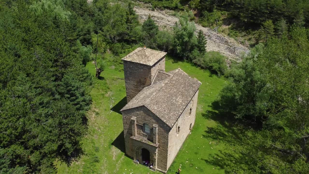 vista aérea circular de drones de una iglesia de montaña