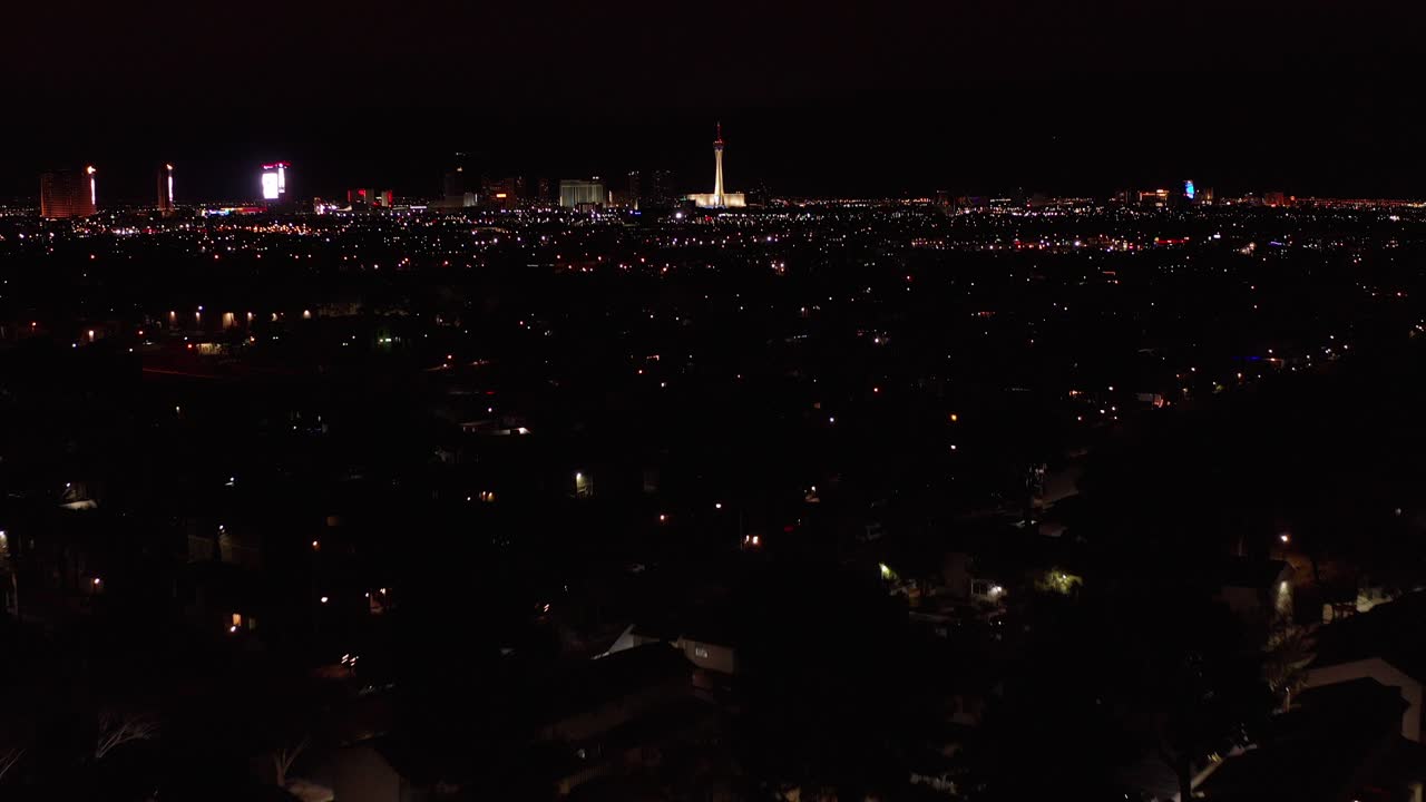 antena súper ancha que se inclina hacia arriba del lado norte de la franja de las vegas por la noche