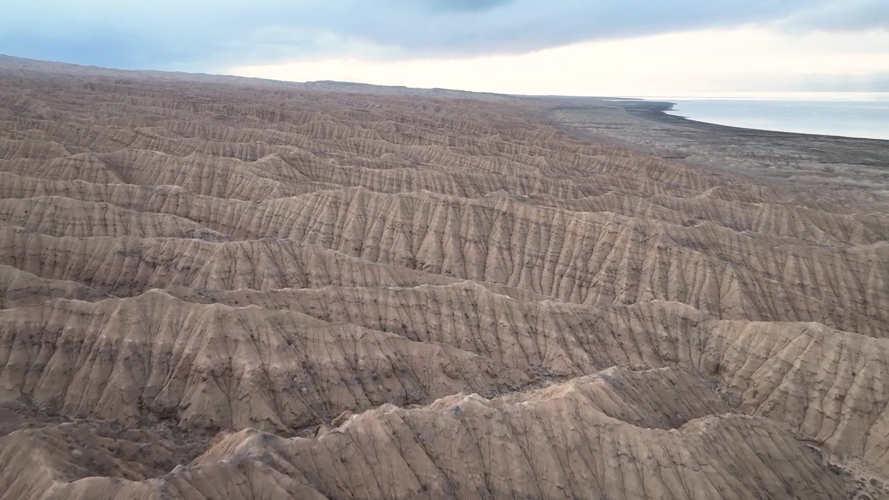 Drammatiche scogliere di arenaria ad Ak Say sulla riva del lago Issyk Kul. Paesaggio aereo desertico del Kirghizistan.