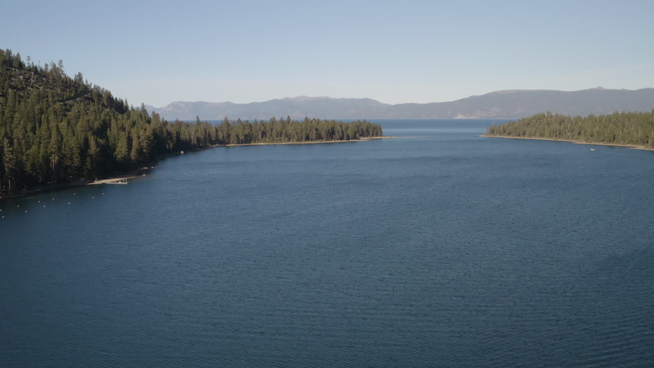 Ascension au-dessus d'Emerald Bay avec la rive est du lac Tahoe en arrière-plan