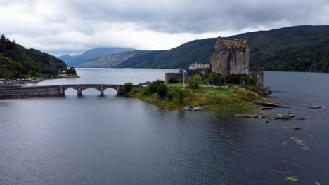 Castillo-De-Eilean-Donan-En-Loch-Long-Cerca-De-Dornie,-Costa-Oeste-De-Escocia,-Tierras-Altas-Escocesas---Imágenes-De-Drones-Aéreos-4k-Hd-Vuelan-Hacia