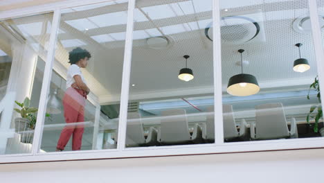 Mujer-De-Negocios-De-Raza-Mixta-Mirando-Por-La-Ventana-De-La-Oficina-Contemplando-Su-Carrera-Disfrutando-Del-Liderazgo-Corporativo-Joven-Empresaria-Planeando-Con-Anticipación-Para-Un-Futuro-Positivo-Imágenes-De-4k