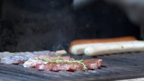 un delicioso trozo de carne se pone a la parrilla