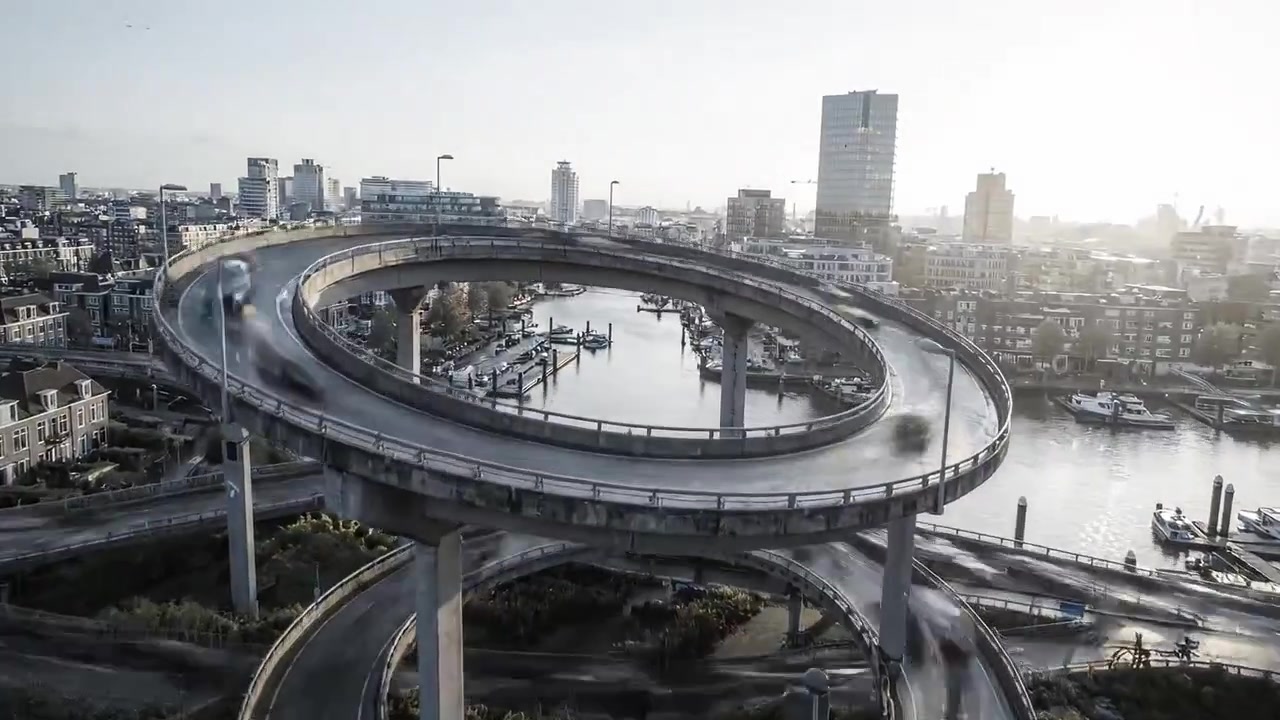Paisaje urbano: una vista dinámica de la vida en la ciudad con bicicletas, taxis y tráfico circulando por las calles, reflejándose en los pavimentos mojados en monocromo.