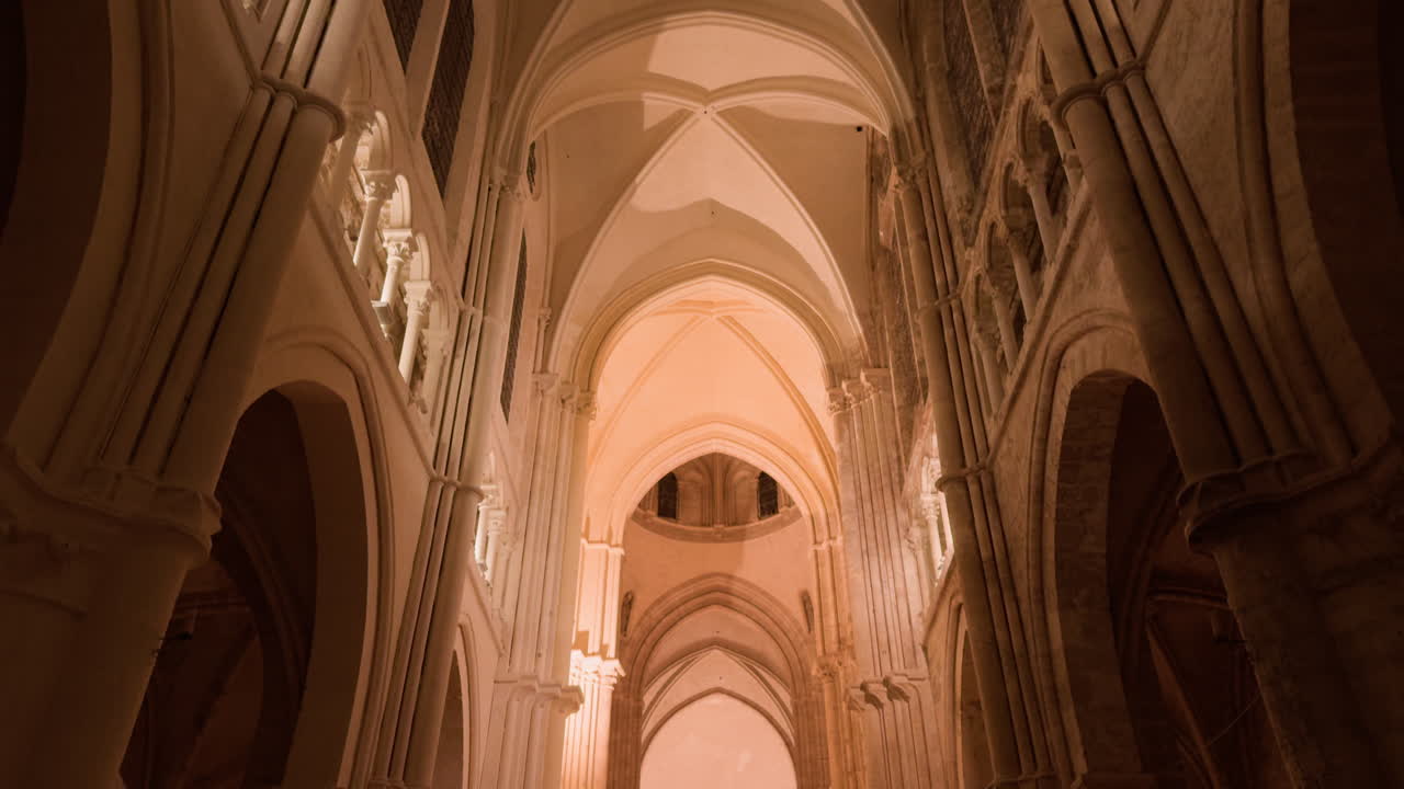 웅장 한 고 양식 의 교회 내부, 은 아치, 따뜻 한 조명, 신성 한 분위기