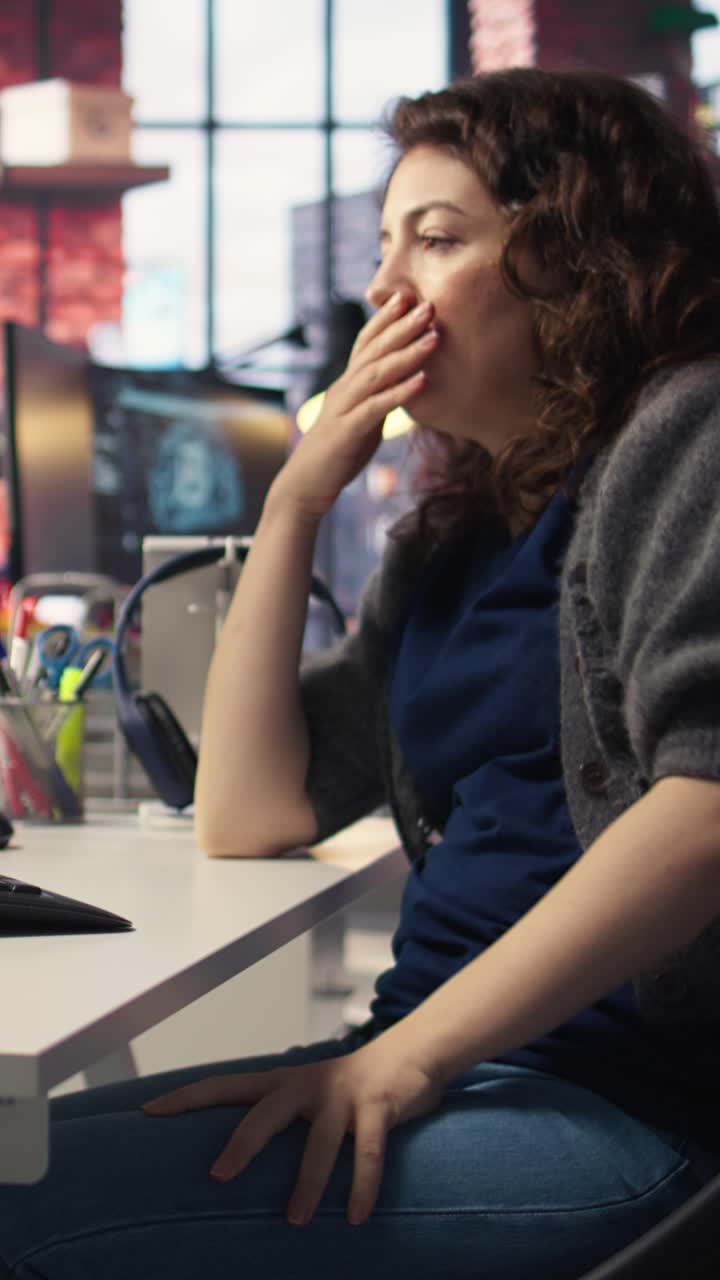 Video verticale: Un day trader si sente preoccupato e stressato osservando le perdite monetarie.