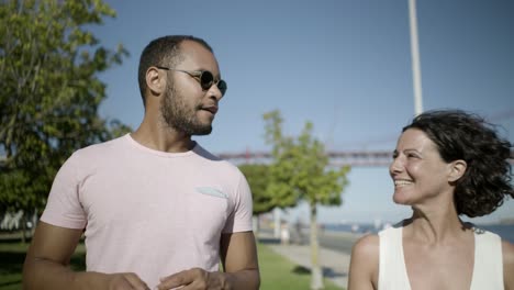 una pareja feliz caminando por el parque