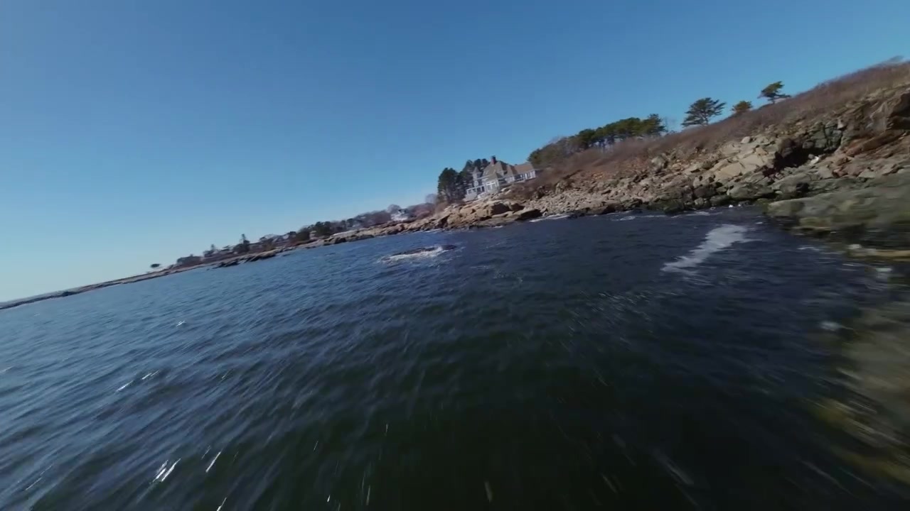 Costa rocciosa del New Hampshire all'alba, stato degli Stati Uniti nel New England. Ripresa FPV