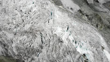 Vista-Aérea-Sobre-El-Glaciar-Moiry-Cerca-De-Grimenz-En-Valais,-Suiza,-Panorámica-Hacia-El-Glaciar-Y-El-Lago-En-El-Valle-En-Un-Día-Nublado-De-Verano