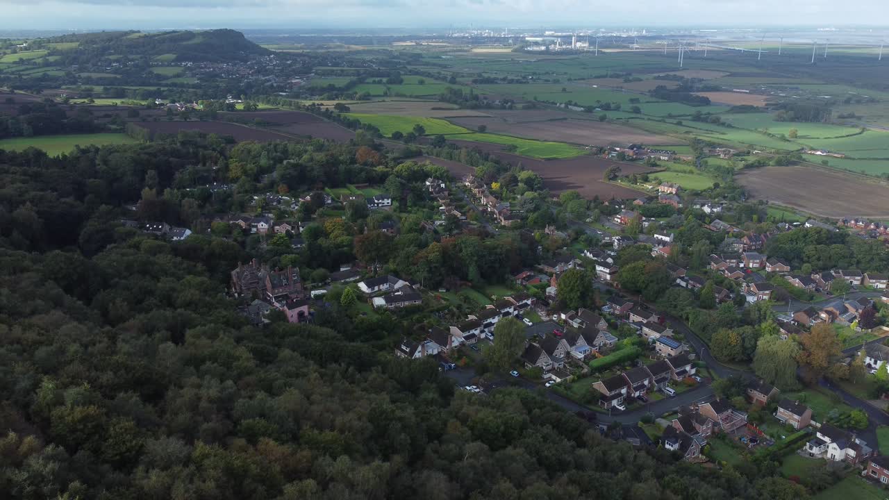 vista aérea por encima del punto de vista de cheshire, inglaterra del norte, a través de snowdonia, gales del norte, vasta campiña, órbita lenta a la derecha